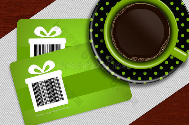 一杯咖啡弹簧折扣券的咖啡放在桌布上