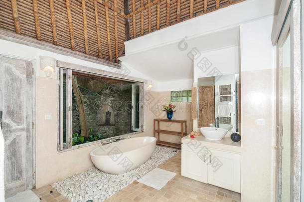 美丽，经典的风格和干净的石头浴室