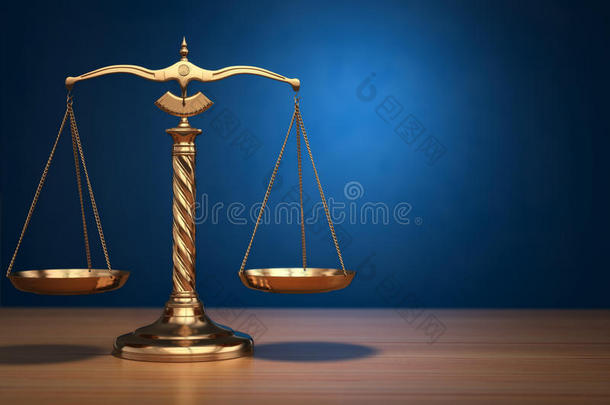 正义的概念。 蓝色背景上的法律尺度。