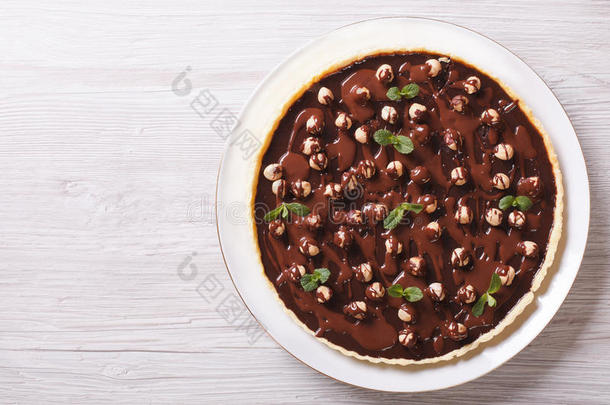 巧克力馅饼与榛子在一个盘子水平的顶部视图