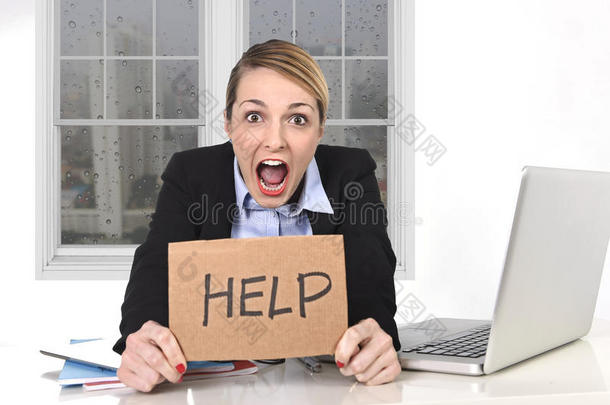 年轻压力大的女商人拿着帮助标志在办公室电脑前超负荷工作