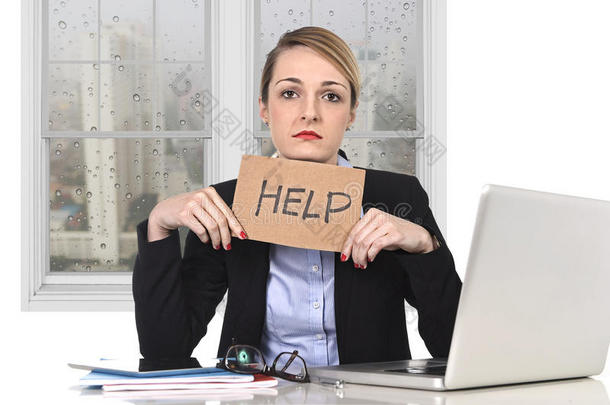 年轻压力大的女商人拿着帮助标志在办公室电脑前超负荷工作