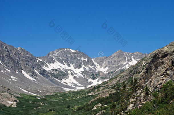 蓝色科罗拉多七月风景山