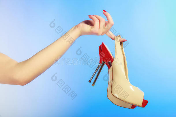 <strong>女鞋高跟鞋</strong>在女人手里。购物。