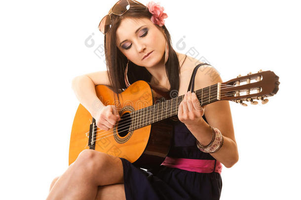 音乐爱好者，夏日女孩与吉他分离