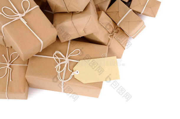 边框堆棕色纸包裹的包裹，一个带有空白标签，隔离在白色上