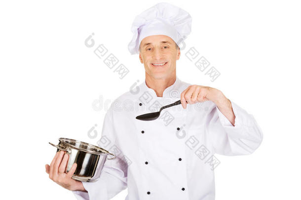厨师拿着不锈钢锅和勺子
