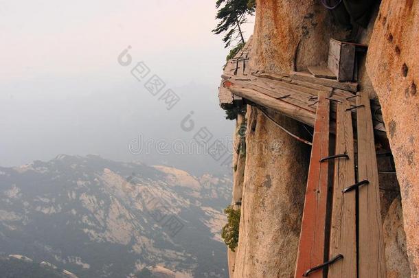 危险的人行道在圣山顶华山