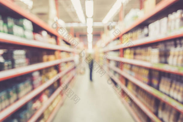 背景模糊：泰国人在超市商店购物