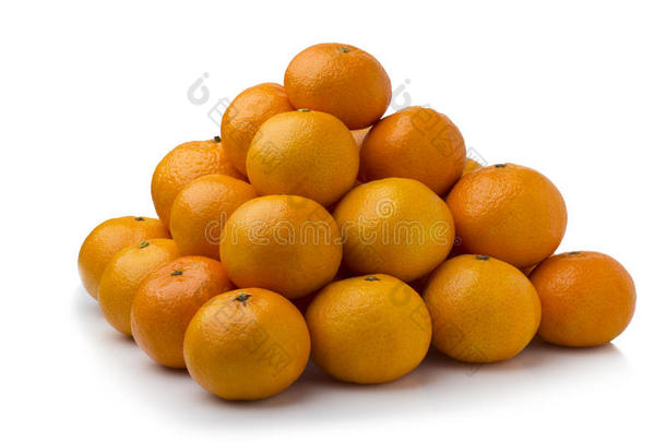 市面上一堆新鲜的橘子