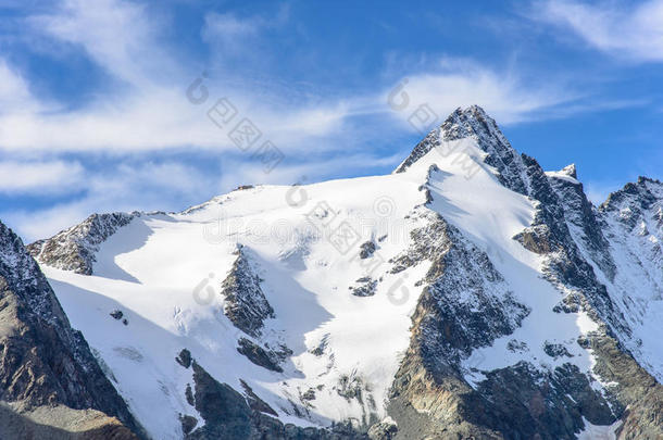 阿尔卑斯山奥地利美丽的美女蓝色