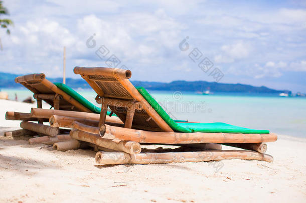 异国情调的热带白色沙滩上的沙滩椅