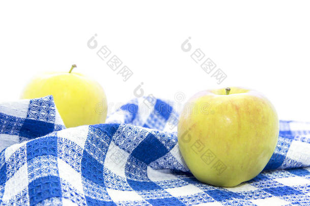 新鲜的黄色苹果健康水果在蓝色的桌面上