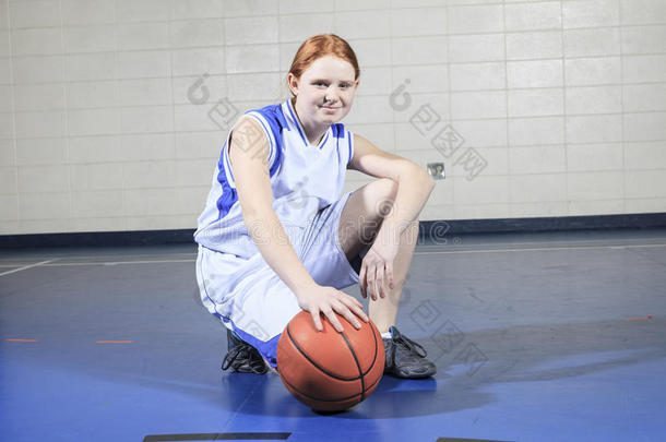 青少年运动员球篮子篮球