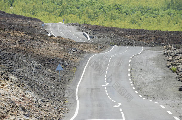 弯曲的沥青路，火山熔岩，<strong>团圆</strong>岛，法国。