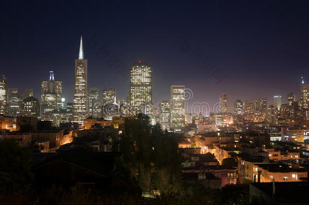 美丽的灯光照耀在旧金山附近的房屋建筑上