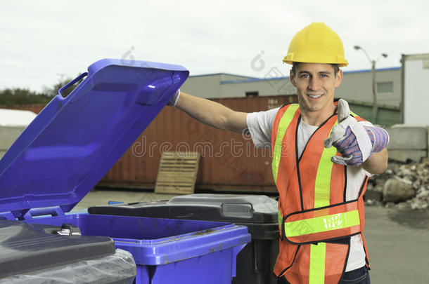 在回收中心回收东西的工人
