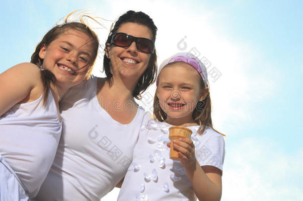 一家人在海洋前<strong>吃</strong>冰淇淋