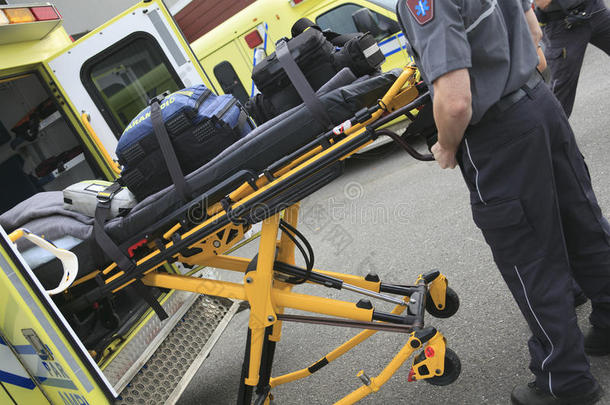意外帮助救护车照顾子宫颈的