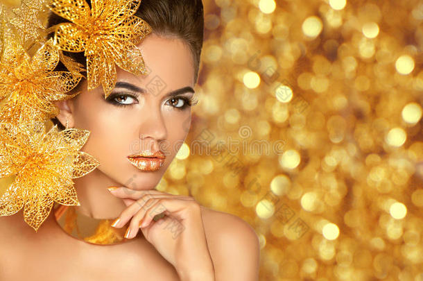 美妆，豪华珠宝。 时尚魅力女孩模特肖像与花隔离在金色灯光波克假日