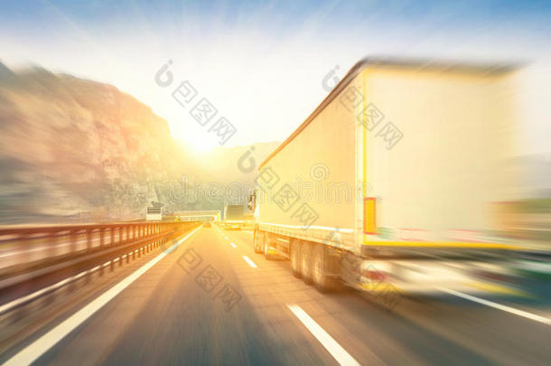日落时在高速公路上超速行驶的普通半卡车