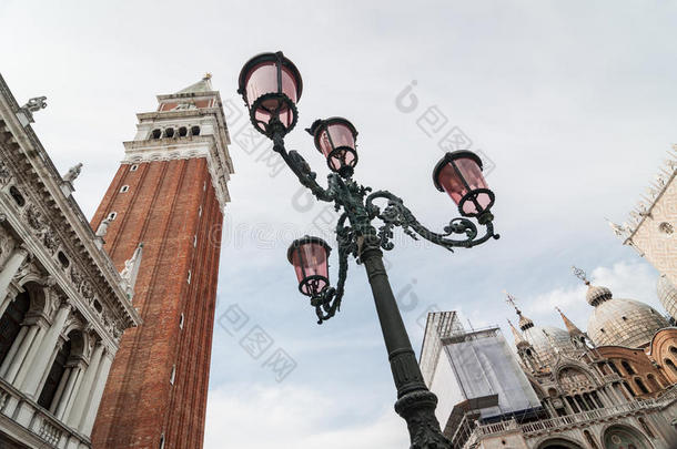 美丽华丽的灯柱在<strong>圣马可广场</strong>对抗坎帕尼勒