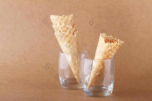 透明眼镜中的空冰淇淋锥