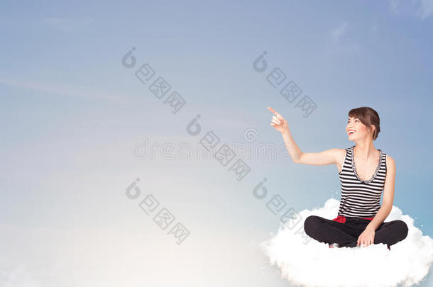 坐在云端的年轻女人