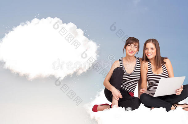 坐在云端思考抽象言语的少女