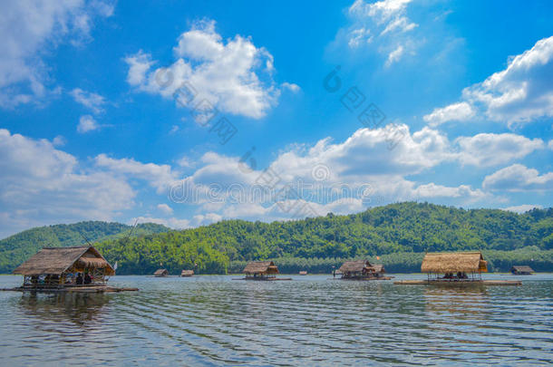 <strong>竹筏</strong>，湖边木筏屋，kanchanaburi，泰国