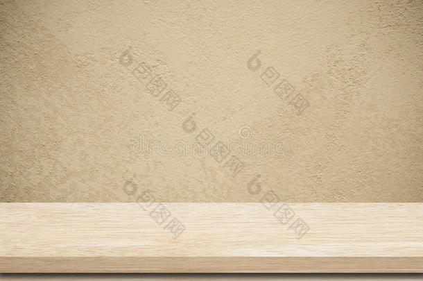 水泥墙上的空木桌。