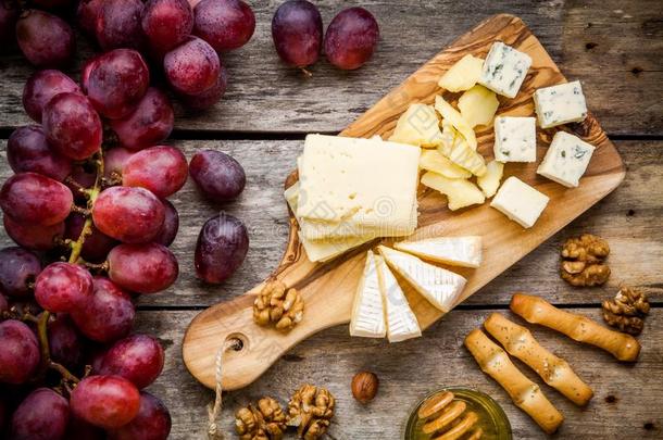 奶酪盘：埃门塔尔，卡门伯特奶酪，蓝色奶酪，面包棒，核桃，榛子，蜂蜜，葡萄
