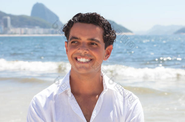 在里约热内卢的科帕卡巴纳海滩做梦的家伙