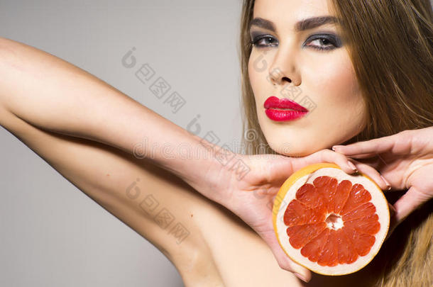 抗氧化剂美丽的黑发柑橘概念