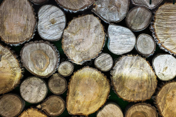 一堆切好的木头