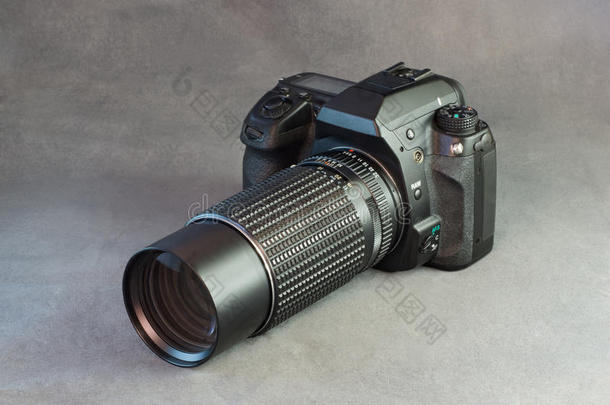 数字SLR相机主体和镜头在灰色