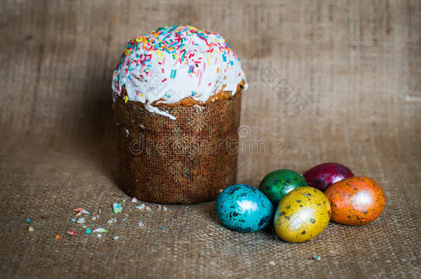复活节蛋糕和复活节鸡蛋。 复活节快乐。