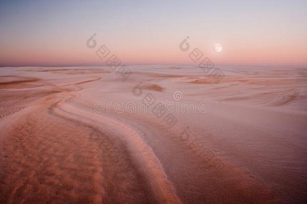日出景观的沙丘