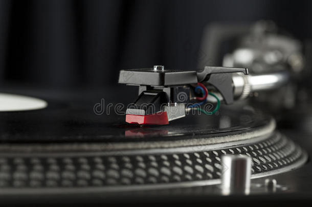 唱盘用针在唱片上近距离播放乙烯基