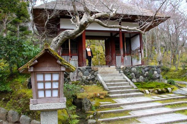 女人站在通往寺庙的门口