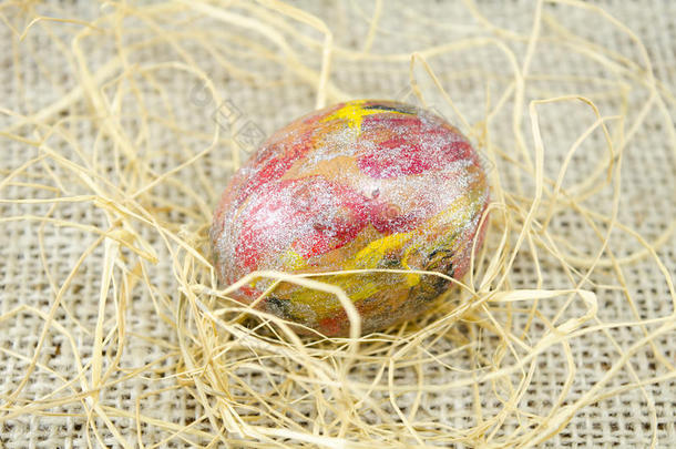 手绘复活节彩蛋和稻草