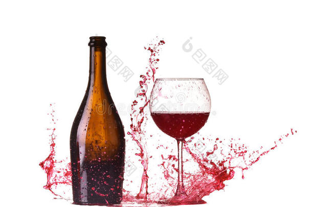 瓶子和玻璃与红酒，红酒飞溅，葡萄酒倒在桌子上孤立的白色背景，大溅周围