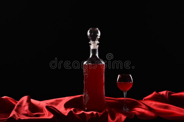 瓶子和玻璃与<strong>红</strong>酒黑色<strong>背景</strong>与<strong>红布</strong>，缎子织物，丝绸