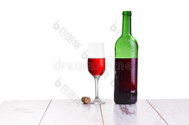 白色背景上有红色酒瓶的玻璃，优雅而昂贵的红色玻璃和瓶酒