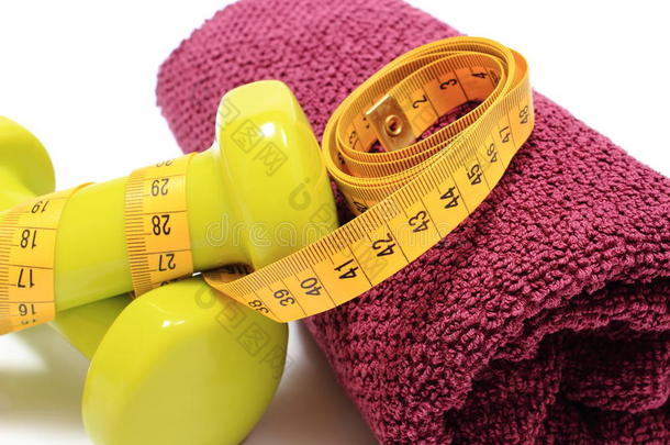 哑铃和毛巾用于健身和测量磁带