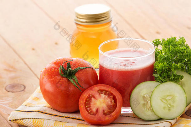 一杯新鲜西红柿把黄瓜汁和配料混合在一起
