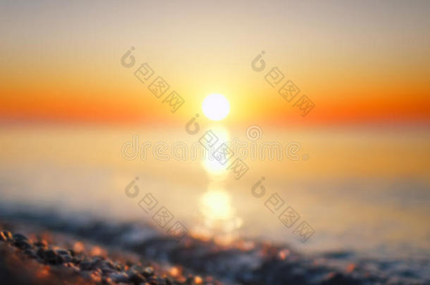 抽象的太阳模糊了夏天的海洋黎明的水平背景