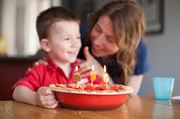 男孩和他妈妈一起庆祝生日