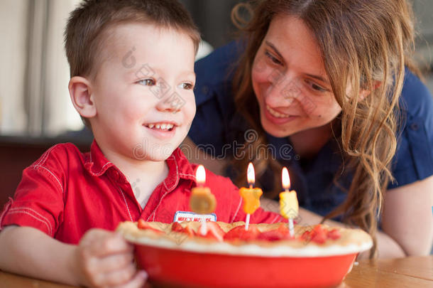 男孩和他妈妈一起庆祝生日