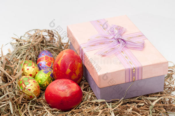 复活节装饰巧克力和鸡蛋在巢与圆周率
